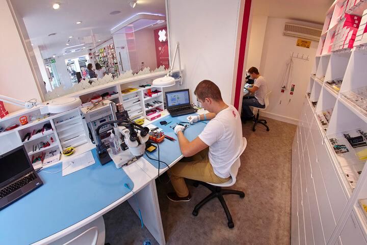 Servicii iPhone Timișoara: Reparatii Live la iFix Piata Victoriei